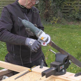 Slipe kniv gressklipper: Snu kniven og slip skjæret i den andre enden Slipe kniv gressklipper: Snu kniven og slip skjæret i den andre enden